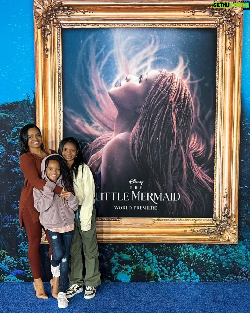 Kyla Pratt Instagram - #TheLittleMermaid World Premiere with my babies. The movie was everything we wished it would be. 🧜🏽‍♀💙🌊🐠🦀🌅 #KirkpatrickCamp