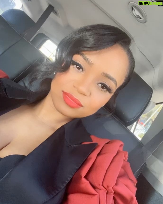 Kyla Pratt Instagram - One more time for this suit 🌹 And my date ☺️ Ma 💋 @naacpimageawards nominee luncheon ❤️🖤 Hair @a1hair_ Make up @makeupbykweli Styled by @v.msmith Suit @cristallini_official Jewelry @sterlingforever Www.naacpimageawards.net Go Vote Now 😜