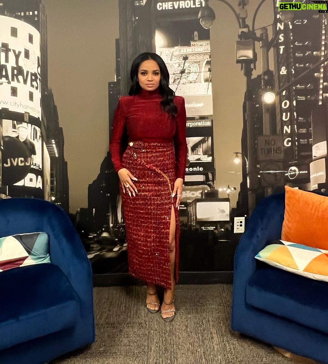 Kyla Pratt Instagram - NYC #GMA3 ❤️ Top, skirt @MITHRIDATE Shoes @CLARITe Rings @allurez_jewelers & @emmaisraelssonstockholm Styled by @v.msmith Hair @lurissaingridhair Make up @jessicasmalls Times Square, New York City