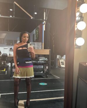 Kyla Pratt Instagram - Today on the @jenniferhudsonshow 

Get the full fit by any means necessary 📸😜🤣

Make Up @ellyway 
Hair @richardnormangrant 
Stying @v.msmith 

Skirt @s.u.k.e.i.n.a 
Earrings @BlossomBoxJewelry
Diamond Ring @StudioCult.
Shoes @JessicaRichcollection
Other rings @sterlingforever