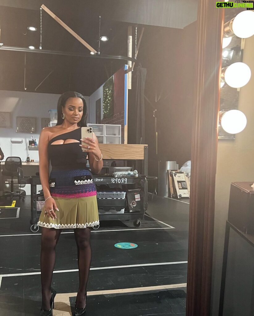 Kyla Pratt Instagram - Today on the @jenniferhudsonshow Get the full fit by any means necessary 📸😜🤣 Make Up @ellyway Hair @richardnormangrant Stying @v.msmith Skirt @s.u.k.e.i.n.a Earrings @BlossomBoxJewelry Diamond Ring @StudioCult. Shoes @JessicaRichcollection Other rings @sterlingforever