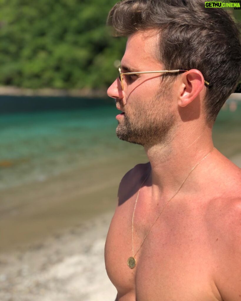 Kyle Dean Massey Instagram - My friend Tessa made this awesome Gladiator necklace that I LOVE. You can buy one this holiday season for the fabulous person in your life thru the link in my bio! @tessandtricia Sugar Beach, A Viceroy Resort