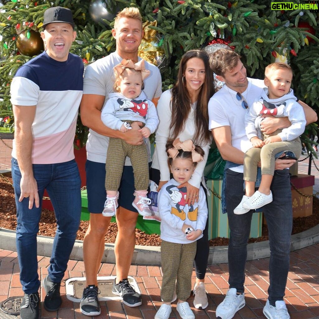 Kyle Dean Massey Instagram - Spending my birthday with my fabulous husband and sister in law, brother in law and nieces and nephew at Disneyland. How much fun.