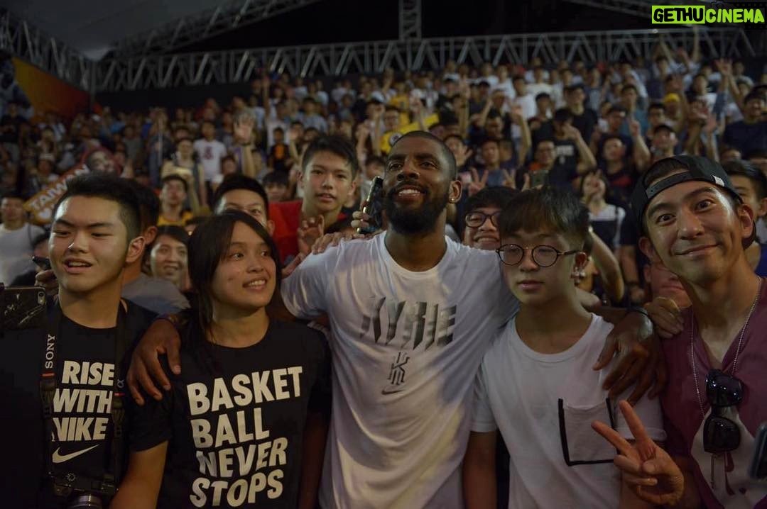 Kyrie Irving Instagram - @nikebasketball #KyrieWorldTour All Love.