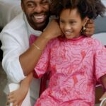 Lázaro Ramos Instagram - Hoje, eu tenho a honra de mostrar esse momento com a minha filhota Maria Antônia para vocês. Ensinar às nossas crianças desde cedo a importância, orgulho e valor de seus cabelos é um ato de amor, de cuidado e afeto. 🤎 Estou ansioso para o movimento que vem por aí. Aguardem! 👀