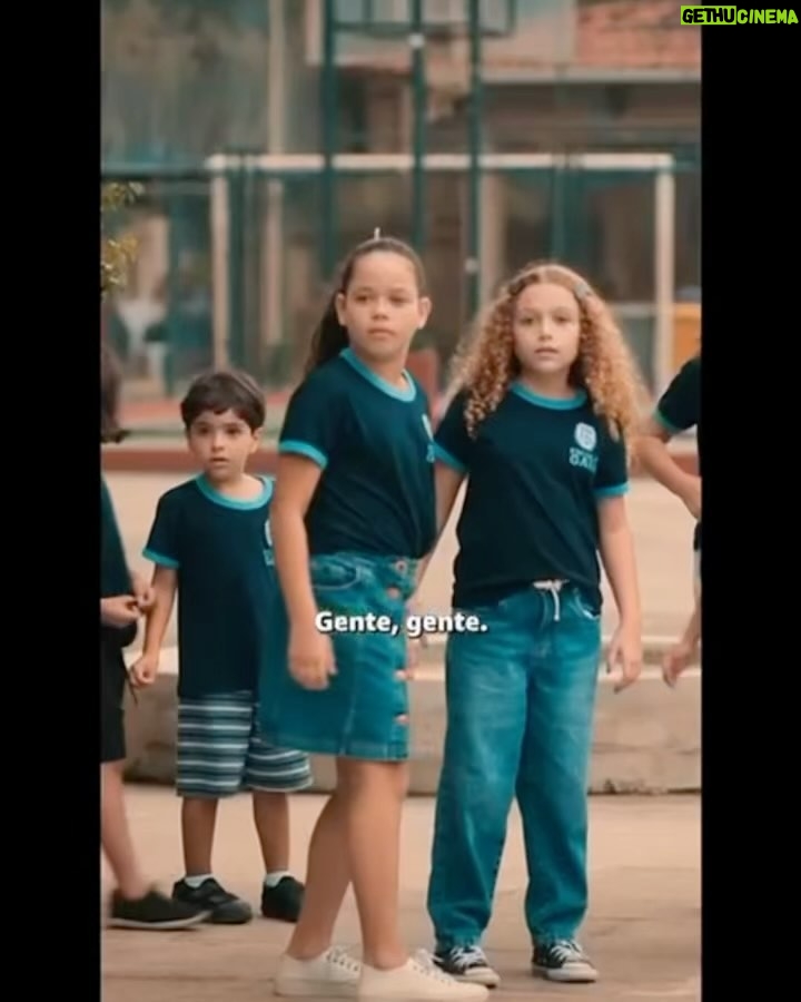 Lázaro Ramos Instagram - Esse primeiro vídeo foi cortado do filme, mas ele reflete muito o que pode ser o natal de alguém. Aos tropeços numa poça de cimento rsrsrsrs E você, qual o seu mood de natal? 1 -Aos tropeços; 2 - Tentando animar as crianças; 3 - Lutando para manter as tradições; Ou 4 - ansioso pela ceia? Só toma cuidado pro seu papai noel não ser o primeiro a te atrapalhar rsrsrsrs 😜 Aproveite e confira o filme completo, #OPrimeiroNataldoMundo, no @PrimeVideobr com: @ingridguimaraes, @fabianakarlareal, @igorjansen, @yasminlonduik, @theomatosoficial, @valengasparoficial, @wilson_rabelo_ , @cezarmaracuja e @rafaelinfante. ❤️
