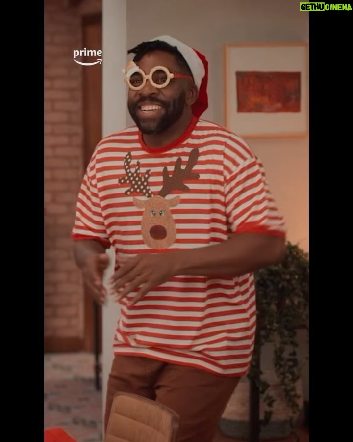 Lázaro Ramos Instagram - Esse primeiro vídeo foi cortado do filme, mas ele reflete muito o que pode ser o natal de alguém. Aos tropeços numa poça de cimento rsrsrsrs E você, qual o seu mood de natal? 1 -Aos tropeços; 2 - Tentando animar as crianças; 3 - Lutando para manter as tradições; Ou 4 - ansioso pela ceia? Só toma cuidado pro seu papai noel não ser o primeiro a te atrapalhar rsrsrsrs 😜 Aproveite e confira o filme completo, #OPrimeiroNataldoMundo, no @PrimeVideobr com: @ingridguimaraes, @fabianakarlareal, @igorjansen, @yasminlonduik, @theomatosoficial, @valengasparoficial, @wilson_rabelo_ , @cezarmaracuja e @rafaelinfante. ❤️