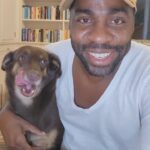 Lázaro Ramos Instagram - Convite aceito! Vou desfilar na Portela!! Esse ano o enredo é baseado no livro ‘Um defeito de cor’ da grande autora e amiga querida Ana Maria Gonçalves. Convite mais que especial e só posso dizer que quando vi a fantasia, o carro e a companhia com quem estarei não consegui segurar as lágrimas. Então... Nos vemos na avenida, hein! Obrigado @oficialportela @ana.maria.goncalves_ @toin.gonzaga @danieladacruzsafadi Rio de Janeiro, Rio de Janeiro