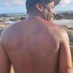 Lázaro Ramos Instagram - Marcas de massagem nas costas, leitura boa e pés descalços.