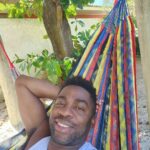 Lázaro Ramos Instagram - Pausa de 2 dias nas gravações fazer o que? Matar saudades e conseguir fazer o máximo possível na Bahia. Ontem deitei na rede só pra foto e depois corri pra empinar Arraia/pipa. Mas fiz bem mais, depois mostro pra vocês. É pausa ou maratona. Rsrsrs