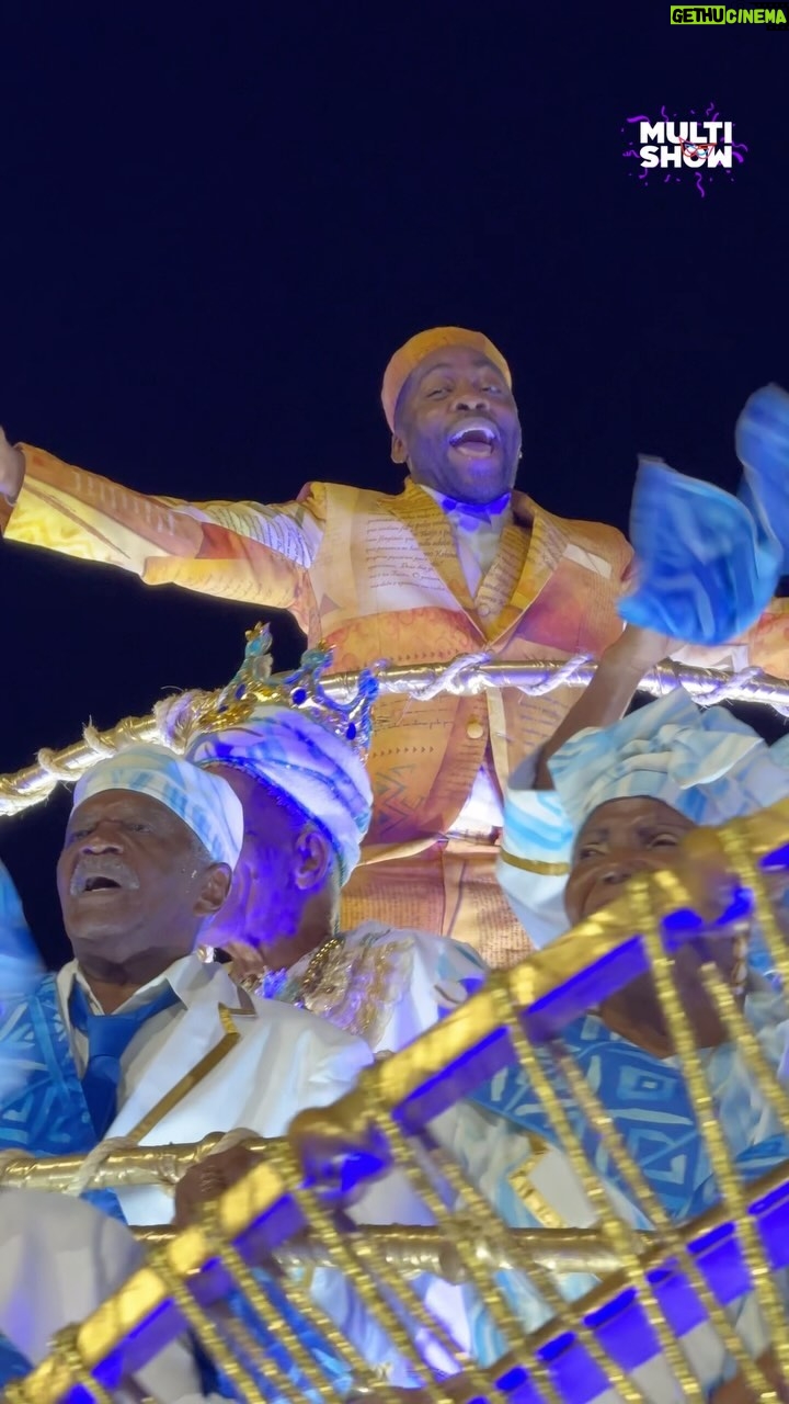 Lázaro Ramos Instagram - @olazaroramos encerrando o desfile emocionante da Portela 💙 #CarnavalNoMultishow #PortelaNoMultishow