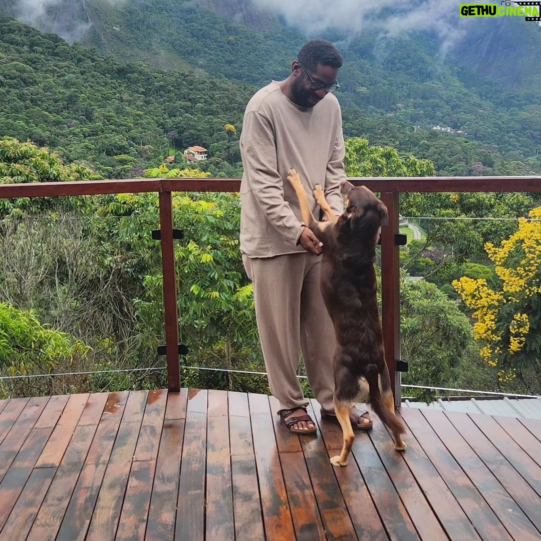 Lázaro Ramos Instagram - Eu, Batata e a chuva. Batata, a chuva e eu.🐕