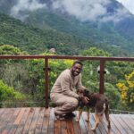 Lázaro Ramos Instagram - Eu, Batata e a chuva. Batata, a chuva e eu.🐕