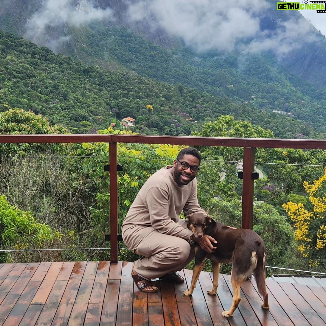 Lázaro Ramos Instagram - Eu, Batata e a chuva. Batata, a chuva e eu.🐕