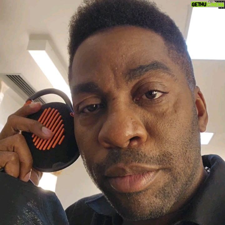 Lázaro Ramos Instagram - Semana começando nada melhor do que compartilhar afeto. As vezes o que a gente precisa é só de um áudio carinhoso. Olha que lindo esses 3 áudios recebidos e que fizeram meu coração explodir de alegria. Que sua semana seja repleta de afeto. Obrigado pelo afeto recebido nesses áudios e a vocês que estão por aqui.
