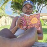 Lázaro Ramos Instagram - Marcas de massagem nas costas, leitura boa e pés descalços.