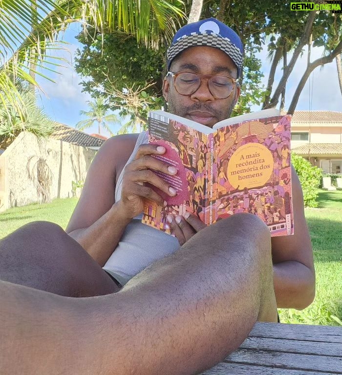 Lázaro Ramos Instagram - Marcas de massagem nas costas, leitura boa e pés descalços.