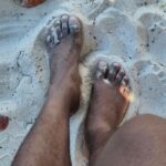 Lázaro Ramos Instagram - Marcas de massagem nas costas, leitura boa e pés descalços.