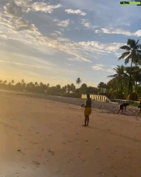 Lázaro Ramos Instagram - Pausa de 2 dias nas gravações fazer o que? Matar saudades e conseguir fazer o máximo possível na Bahia. Ontem deitei na rede só pra foto e depois corri pra empinar Arraia/pipa. Mas fiz bem mais, depois mostro pra vocês. É pausa ou maratona. Rsrsrs
