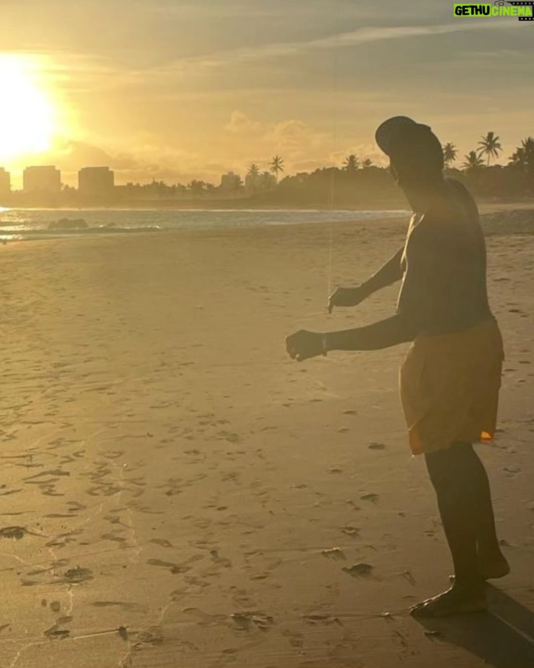 Lázaro Ramos Instagram - Pausa de 2 dias nas gravações fazer o que? Matar saudades e conseguir fazer o máximo possível na Bahia. Ontem deitei na rede só pra foto e depois corri pra empinar Arraia/pipa. Mas fiz bem mais, depois mostro pra vocês. É pausa ou maratona. Rsrsrs