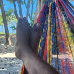 Lázaro Ramos Instagram - Pausa de 2 dias nas gravações fazer o que? Matar saudades e conseguir fazer o máximo possível na Bahia. Ontem deitei na rede só pra foto e depois corri pra empinar Arraia/pipa. Mas fiz bem mais, depois mostro pra vocês. É pausa ou maratona. Rsrsrs