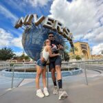 Léo Santana Instagram - Faaamily, hoje foi um dia radical, levamos a trip toda para curtir as montanhas russas nos parques da Universal, a gente se divertiu demais! 💙 E vou aproveitar e deixar uma dica massa aqui, sigam o @universaldestinationsbrasil que é um perfil destinado especialmente para o público brasileiro e lá vocês acompanham TUDO que rola aqui em Orlando e em Hollywood! Estamos sempre por dentro das novidades por lá!! Universal Orlando Resort