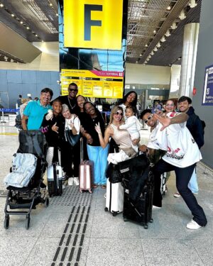 Léo Santana Instagram - Família feLIZ embarcando para mais uma aventura! ❤️

Em setembro trouxemos a Disney para a nossa Lilica, mas agora chegou a hora de levar ela para viver momentos imperdíveis ao lado dos personagens favoritos! 

Ao @passagensimperdiveis o nosso muito obrigado por mais uma vez estar presente em nossas viagens. Foi o app deles que nos mostrou a oferta das passagens, já baixa aí também, dica de ouro, viu?! ✈️ 

#PassagensImperdiveis