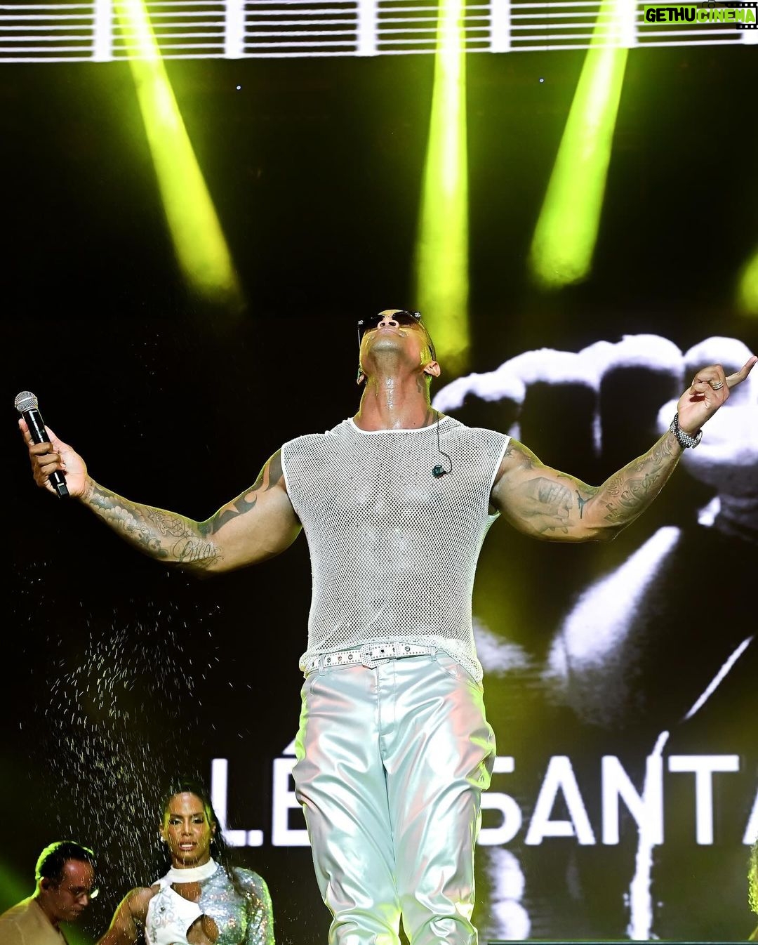 Léo Santana Instagram - Ontem 29/12 vivemos momentos INCRÍVEIS durante esses dois shows🙏🏿😮💨❤️🔥✊🏿 E a única coisa que me vem na cabeça é GRATIDÃO🙏🏿 @reveillonpraiadoforte @viradasalvador Deus abençoe todos vocês que estavam lá nos prestigiando! #leosantana #amomeusfãs #estilols #anotherone #reveillondoGG fotos @edermotaphoto Virada Do Ano