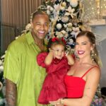 Léo Santana Instagram - Nós desejamos um FELIZ NATAL cheio de amor e união para todos vocês! ❤️🎄✨ (o presente de Liz, será que amou? 😂) Salvador, Bahia, Brazil