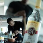 Léo Santana Instagram - Faaaala, family! Vocês sabem que quando me junto com a @cachaca51oficial é pra trazer novidade, né? Prooonto! Vocês já provaram o BRIGADEIRO DE CAIPIRINHA? 🍋🫶🏿 Eu não conhecia, mas é uma receita típica 100% brasileira, assim como a 51, e fui desafiado por eles pra ir pra cozinha e fazer essa maravilha... e ó, sou suspeito para falar, mas ficou SENSACIONAL. Anota aí: - 2 latas de leite condensado; - Cachaça 51 a gosto; - 2 colheres (sopa) de essência de limão; - Raspas de limão a gosto; - 2 colheres (sopa) de margarina; - Suco de 2 limões 1 - Leve ao fogo o leite condensado e a margarina, mexendo sempre, até virar uma massa que desgrude do fundo da panela. Apague e fogo e acrescente a cachaça. Ligue o fogo novamente por mais uns 5 minutos. Acrescente o suco de limão e as raspas de limão. Volte ao fogo por mais 5 minutos, cuidado para não deixar passar do ponto e queimar. 2 - Unte um prato ou travessa grande e coloque a massa, espere esfriar bem. Decore e saboreie como quiser, mas sempre com moderação #LetsGo! Cachaça 51 é uma boa ideia. E uma boa ideia é só o começo. #UmaBoaIdeia #Receita100%Brasileira #Publicidade #BebaComModeração #NãoCompartilheComMenoresDe18Anos