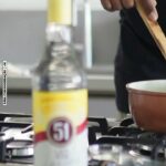 Léo Santana Instagram - Faaaala, family! Vocês sabem que quando me junto com a @cachaca51oficial é pra trazer novidade, né? Prooonto! Vocês já provaram o BRIGADEIRO DE CAIPIRINHA? 🍋🫶🏿 Eu não conhecia, mas é uma receita típica 100% brasileira, assim como a 51, e fui desafiado por eles pra ir pra cozinha e fazer essa maravilha... e ó, sou suspeito para falar, mas ficou SENSACIONAL. Anota aí: - 2 latas de leite condensado; - Cachaça 51 a gosto; - 2 colheres (sopa) de essência de limão; - Raspas de limão a gosto; - 2 colheres (sopa) de margarina; - Suco de 2 limões 1 - Leve ao fogo o leite condensado e a margarina, mexendo sempre, até virar uma massa que desgrude do fundo da panela. Apague e fogo e acrescente a cachaça. Ligue o fogo novamente por mais uns 5 minutos. Acrescente o suco de limão e as raspas de limão. Volte ao fogo por mais 5 minutos, cuidado para não deixar passar do ponto e queimar. 2 - Unte um prato ou travessa grande e coloque a massa, espere esfriar bem. Decore e saboreie como quiser, mas sempre com moderação #LetsGo! Cachaça 51 é uma boa ideia. E uma boa ideia é só o começo. #UmaBoaIdeia #Receita100%Brasileira #Publicidade #BebaComModeração #NãoCompartilheComMenoresDe18Anos