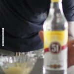 Léo Santana Instagram - Faaaala, family! Vocês sabem que quando me junto com a @cachaca51oficial é pra trazer novidade, né? Prooonto! Vocês já provaram o BRIGADEIRO DE CAIPIRINHA? 🍋🫶🏿 Eu não conhecia, mas é uma receita típica 100% brasileira, assim como a 51, e fui desafiado por eles pra ir pra cozinha e fazer essa maravilha... e ó, sou suspeito para falar, mas ficou SENSACIONAL. Anota aí: - 2 latas de leite condensado; - Cachaça 51 a gosto; - 2 colheres (sopa) de essência de limão; - Raspas de limão a gosto; - 2 colheres (sopa) de margarina; - Suco de 2 limões 1 - Leve ao fogo o leite condensado e a margarina, mexendo sempre, até virar uma massa que desgrude do fundo da panela. Apague e fogo e acrescente a cachaça. Ligue o fogo novamente por mais uns 5 minutos. Acrescente o suco de limão e as raspas de limão. Volte ao fogo por mais 5 minutos, cuidado para não deixar passar do ponto e queimar. 2 - Unte um prato ou travessa grande e coloque a massa, espere esfriar bem. Decore e saboreie como quiser, mas sempre com moderação #LetsGo! Cachaça 51 é uma boa ideia. E uma boa ideia é só o começo. #UmaBoaIdeia #Receita100%Brasileira #Publicidade #BebaComModeração #NãoCompartilheComMenoresDe18Anos