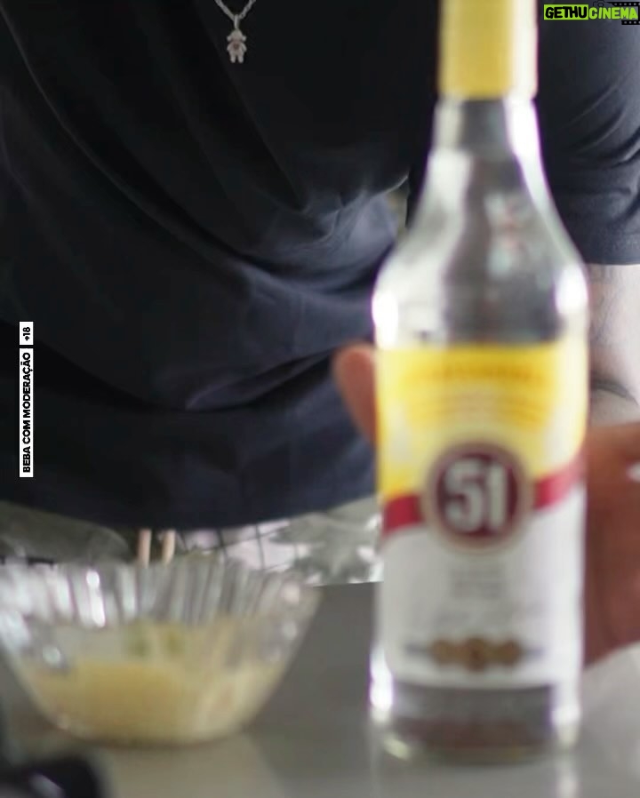 Léo Santana Instagram - Faaaala, family! Vocês sabem que quando me junto com a @cachaca51oficial é pra trazer novidade, né? Prooonto! Vocês já provaram o BRIGADEIRO DE CAIPIRINHA? 🍋🫶🏿 Eu não conhecia, mas é uma receita típica 100% brasileira, assim como a 51, e fui desafiado por eles pra ir pra cozinha e fazer essa maravilha... e ó, sou suspeito para falar, mas ficou SENSACIONAL. Anota aí: - 2 latas de leite condensado; - Cachaça 51 a gosto; - 2 colheres (sopa) de essência de limão; - Raspas de limão a gosto; - 2 colheres (sopa) de margarina; - Suco de 2 limões 1 - Leve ao fogo o leite condensado e a margarina, mexendo sempre, até virar uma massa que desgrude do fundo da panela. Apague e fogo e acrescente a cachaça. Ligue o fogo novamente por mais uns 5 minutos. Acrescente o suco de limão e as raspas de limão. Volte ao fogo por mais 5 minutos, cuidado para não deixar passar do ponto e queimar. 2 - Unte um prato ou travessa grande e coloque a massa, espere esfriar bem. Decore e saboreie como quiser, mas sempre com moderação #LetsGo! Cachaça 51 é uma boa ideia. E uma boa ideia é só o começo. #UmaBoaIdeia #Receita100%Brasileira #Publicidade #BebaComModeração #NãoCompartilheComMenoresDe18Anos