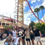 Léo Santana Instagram - Faaamily, hoje foi um dia radical, levamos a trip toda para curtir as montanhas russas nos parques da Universal, a gente se divertiu demais! 💙 E vou aproveitar e deixar uma dica massa aqui, sigam o @universaldestinationsbrasil que é um perfil destinado especialmente para o público brasileiro e lá vocês acompanham TUDO que rola aqui em Orlando e em Hollywood! Estamos sempre por dentro das novidades por lá!! Universal Orlando Resort