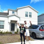 Léo Santana Instagram - Minha gente, estamos hospedados aqui em Orlando nessa casa maravilhosa da @onlivacation, uma corretora de imóveis que, além de buscar o melhor investimento pra você, ainda administra e cuida muito bem do seu imóvel! 🏠❤️ Já pensou em ter uma casa de férias na Disney?! Um sonho, né? Quem tiver interesse em investir ou estiver vindo de férias e quiser alugar um imóvel, pode falar com eles! Estamos curtindo demais cada cantinho dessa casa, gratidão! ✨ Orlando, Florida