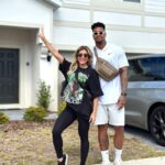 Léo Santana Instagram - Minha gente, estamos hospedados aqui em Orlando nessa casa maravilhosa da @onlivacation, uma corretora de imóveis que, além de buscar o melhor investimento pra você, ainda administra e cuida muito bem do seu imóvel! 🏠❤️ Já pensou em ter uma casa de férias na Disney?! Um sonho, né? Quem tiver interesse em investir ou estiver vindo de férias e quiser alugar um imóvel, pode falar com eles! Estamos curtindo demais cada cantinho dessa casa, gratidão! ✨ Orlando, Florida
