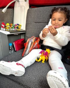 Léo Santana Instagram - Família feLIZ embarcando para mais uma aventura! ❤️ Em setembro trouxemos a Disney para a nossa Lilica, mas agora chegou a hora de levar ela para viver momentos imperdíveis ao lado dos personagens favoritos! Ao @passagensimperdiveis o nosso muito obrigado por mais uma vez estar presente em nossas viagens. Foi o app deles que nos mostrou a oferta das passagens, já baixa aí também, dica de ouro, viu?! ✈️ #PassagensImperdiveis Orlando, Florida