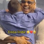 Léo Santana Instagram - Aaaaaaahhhhh ❤️🤏🏿🥹😮‍💨 fui surpreendido por essa coisa linda no palco ontem, family! Assistam esse vídeo… #LéoSantana #AmoMeusFãs