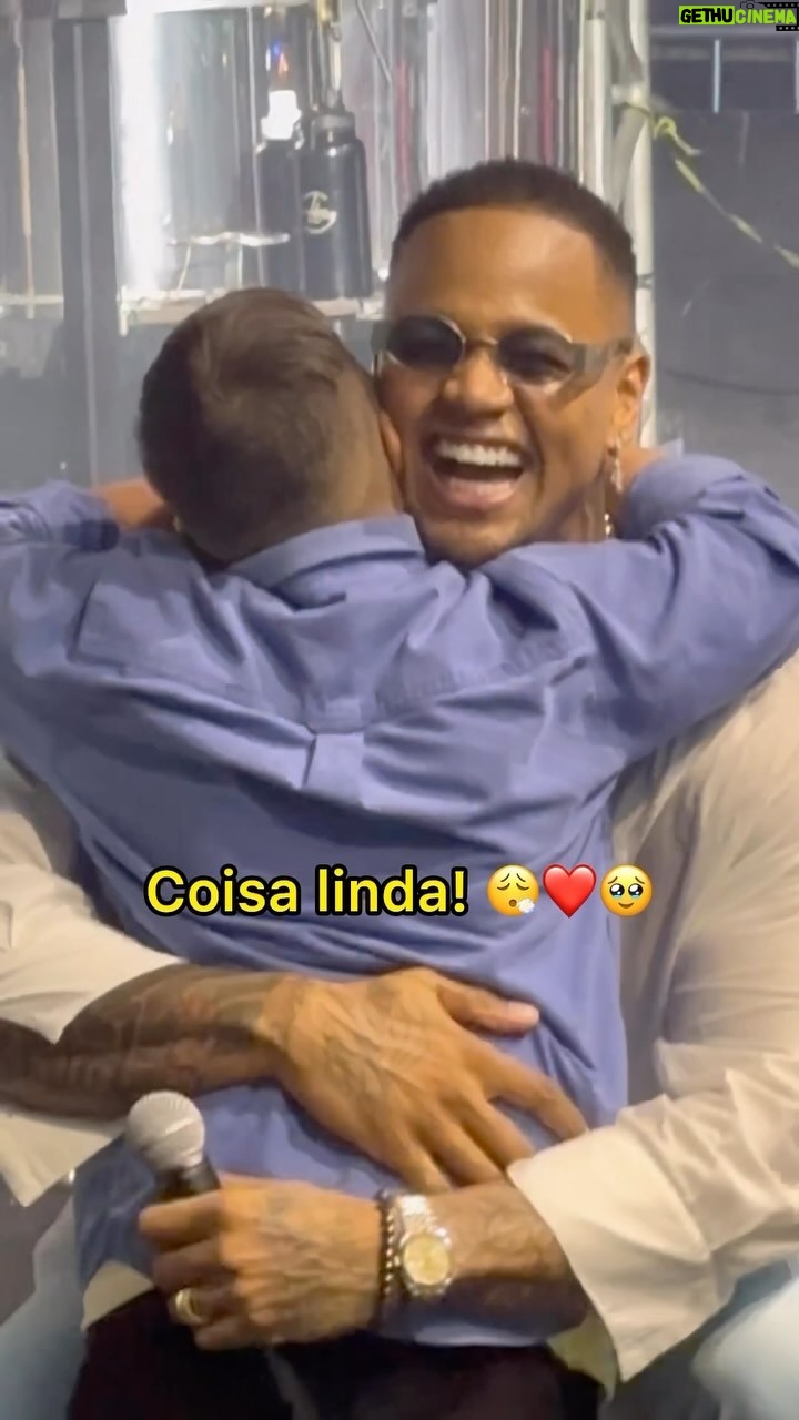 Léo Santana Instagram - Aaaaaaahhhhh ❤️🤏🏿🥹😮‍💨 fui surpreendido por essa coisa linda no palco ontem, family! Assistam esse vídeo… #LéoSantana #AmoMeusFãs