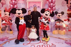 Léo Santana Instagram - Trouxemos a Disney até Lilica, estamos vivendo um sonho! Te amamos, filha!!! ❤️😍