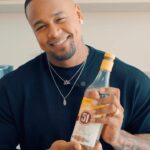 Léo Santana Instagram – Family! O @mussumalive se saiu SUPER BEM no #DesafioPosturadoECalmo e me lançou outro: reproduzir o drink “Brisa” com a #Cachaça51! E é claro que eu topei, né?! #LetsGo 

Para a receita, você vai precisar de:

50ml – Cachaça 51 (1 dose)
30ml – Polpa de maracujá (1/2 dose)
2 colheres (chá) – Açúcar 
2 fatias – Gengibre 
1 – Laranja baía 
Gelo 

Quer provar esse e outras receitas deliciosas com 51? Confira lá no perfil da @cachaca51oficial e aproveite a ação “Happy Hour 5+1=6” em bares parceiros até o final de setembro. Beba com moderação, heim! 😎

Cachaça 51 é uma boa ideia. E uma boa ideia é só o começo. 

#UmaBoaIdeia #MêsDaCachaça51
#Publicidade #BebaComModeração #NãoCompartilheComMenoresDe18Anos