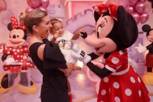 Léo Santana Instagram - Trouxemos a Disney até Lilica, estamos vivendo um sonho! Te amamos, filha!!! ❤️😍
