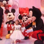 Léo Santana Instagram – Trouxemos a Disney até Lilica, estamos vivendo um sonho! Te amamos, filha!!! ❤️😍 Salvador, Bahia, Brazil