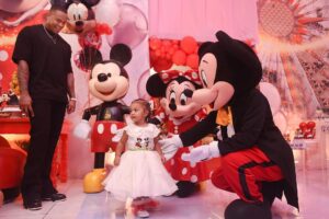 Léo Santana Instagram - Trouxemos a Disney até Lilica, estamos vivendo um sonho! Te amamos, filha!!! ❤️😍