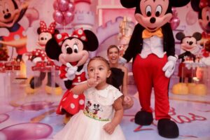 Léo Santana Instagram - Trouxemos a Disney até Lilica, estamos vivendo um sonho! Te amamos, filha!!! ❤️😍