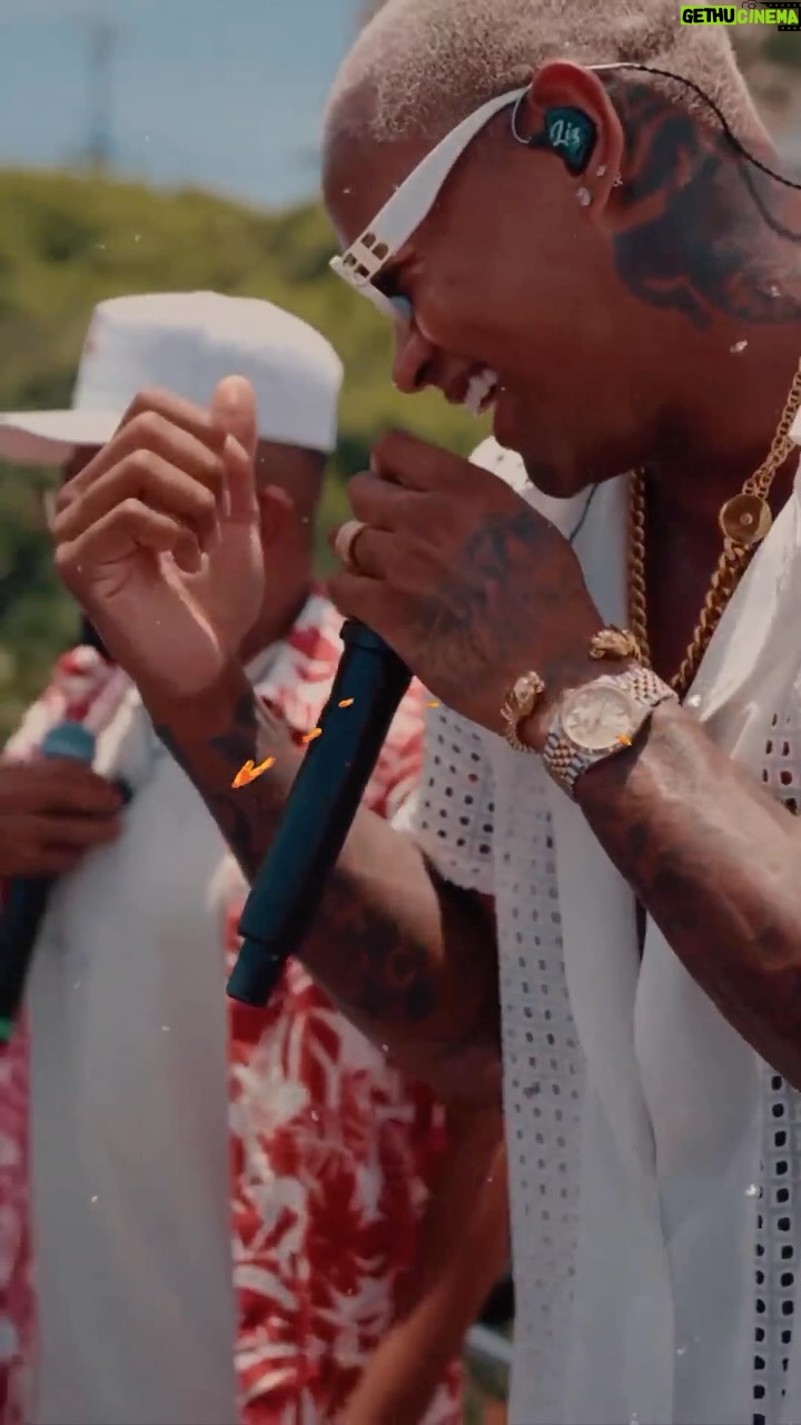 Léo Santana Instagram - Alô, Rio de Janeiro/RJ... que honra... pela 1ª vez puxando um trio no CARNAVAL DE RUA DO RIO DE JANEIRO a convite do BLOCO DA GOLD, que está retornando pro Carnaval carioca. 😍 #Gratidão família, @goldproducoes, por me convidarem para esse momento INCRÍVEL. Meu nome é PRONTO e será inesquecível! 👊🏿😎 Vocês não podem ficar de fora, family... #LetsGo 🗓️ 27/01 📍 Rua 1º de Marco, Centro - Rio de Janeiro ⏰ Horário concentração: 7H | Horário saída do bloco: 8H Rio de Janeiro, Rio de Janeiro