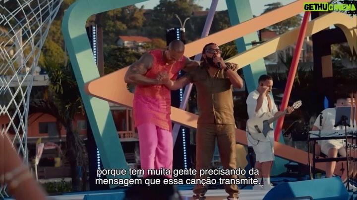 Léo Santana Instagram - UMA HONRA, sem mais. O próximo lançamento do #PaGGodin é com nada mais, nada menos que o mestre @xandedepilares. #Gratidão por acreditar nesse projeto e nessa canção! 🫶🏿😎 “É Assim Que Tem Que Ser”, composição minha que fala sobre as lutas e vitórias de alguém que sempre batalhou muito, mas sempre foi abençoado por Deus e NUNCA DEIXOU DE ACREDITAR. Meu lema diário, é assim que temos que ser todos os dias 🙏🏿 Amanhã, 22.02, nos apps de música 23.02 no @youtubebrasil