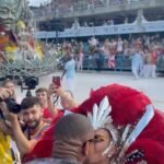 Léo Santana Instagram - Amanhecendo o dia com a @unidosdoviradouro pra prestigiar minha neni @loreimprota! 🌈✨🐍 Que orgulho da sua trajetória até aqui, ver sua emoção em celebrar essa vitória me enche de orgulho. Te ❤️ demais, todo esforço vale a pena pra te ver brilhando… Honrado demais em vivenciar esse desfile hoje, que trabalho lindo de ver. Aplausos pra toda Viradouro! VIVA A CAMPEÃ. Sambódromo da Marquês de Sapucaí