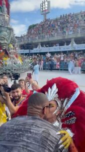 Léo Santana Instagram - Amanhecendo o dia com a @unidosdoviradouro pra prestigiar minha neni @loreimprota! 🌈✨🐍 Que orgulho da sua trajetória até aqui, ver sua emoção em celebrar essa vitória me enche de orgulho. Te ❤️ demais, todo esforço vale a pena pra te ver brilhando… Honrado demais em vivenciar esse desfile hoje, que trabalho lindo de ver. Aplausos pra toda Viradouro! VIVA A CAMPEÃ. Sambódromo da Marquês de Sapucaí
