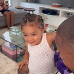 Léo Santana Instagram - Chegar em casa depois dessa maratona e me deparar com minha pequena #Liz me esperando pra comer churrasco e feijão 😂😂😂😂😂😂 Será que é nossa filha? @loreimprota 🤍 “Liz ta linda?” LIZ TA LINDA!!!! Te amo, filha… Salvador, Bahia, Brazil